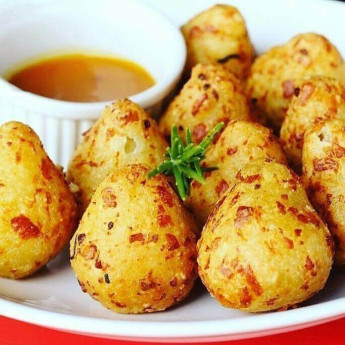 Coxinha de Tapioca com Frango e Queijo Branco