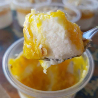 Mousse de Coco com Calda de Manga (ou Morango)